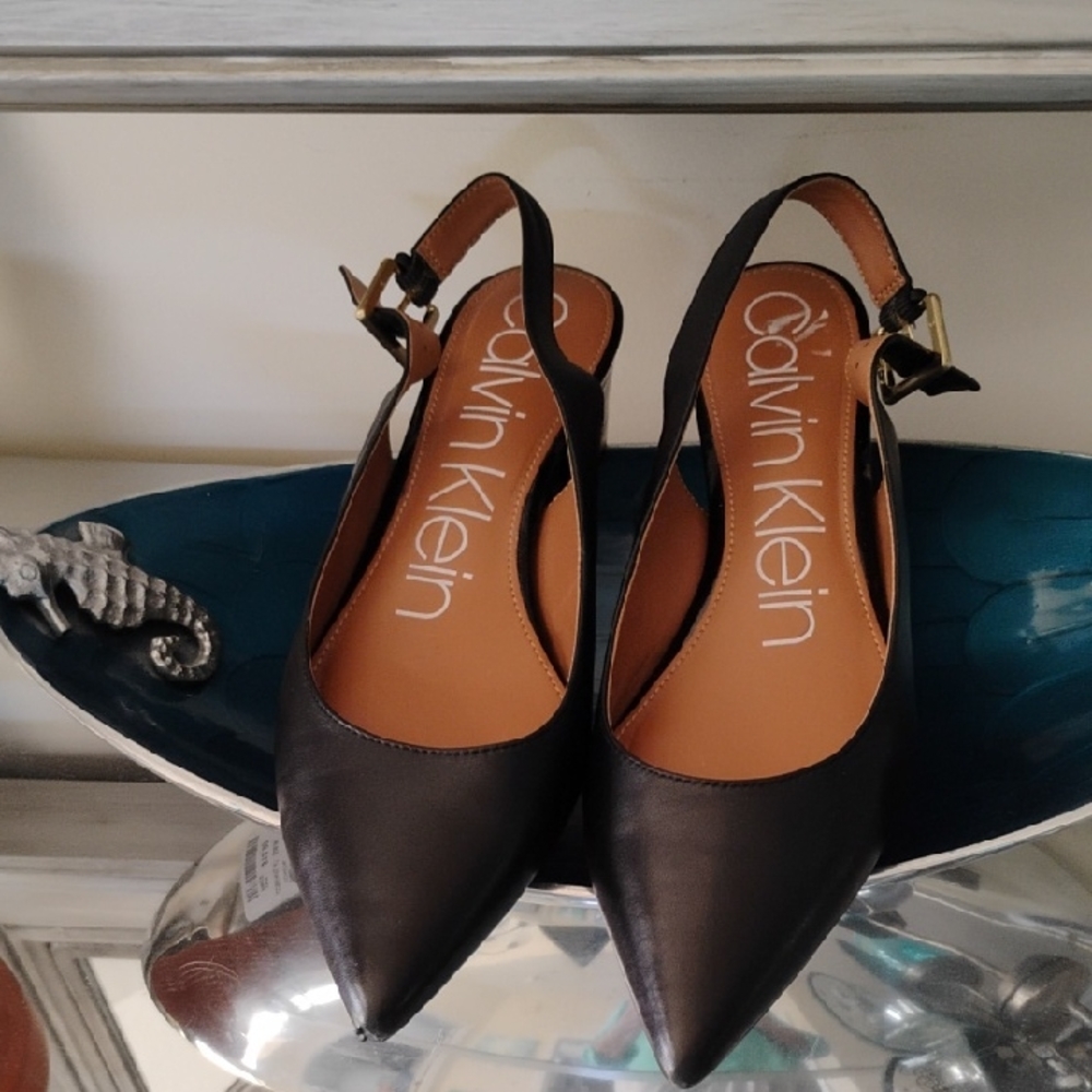 Sling back low heel shoe